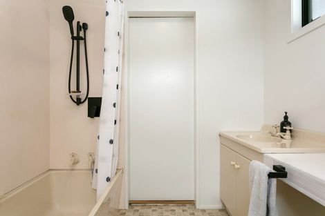 Photo of property in 21 Waiparemo Crescent, Pukawa Bay, Turangi, 3381