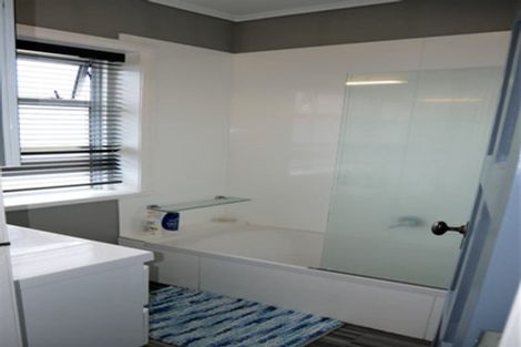 Photo of property in 1/14 Hogans Road, Glenfield, Auckland, 0629