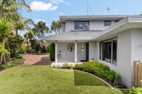 Photo of property in 12 La Roche Place, Northcote, Auckland, 0627
