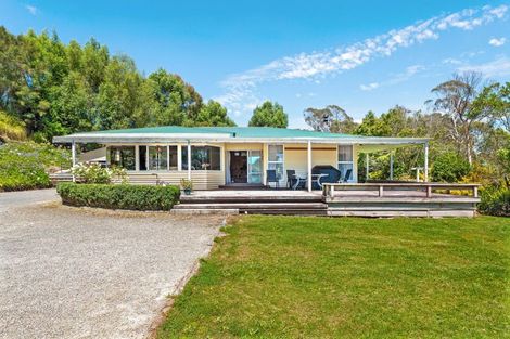 Photo of property in 95 Paremata Road, Tolaga Bay, 4077
