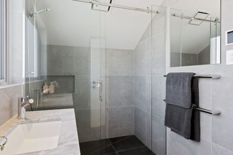 Photo of property in 5 Cedar Drive, Kelvin Heights, Queenstown, 9300