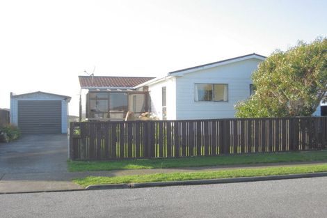 Photo of property in 136 Gloaming Hill, Titahi Bay, Porirua, 5022