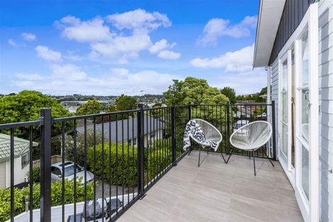 Photo of property in 2/253 Wairau Road, Totara Vale, Auckland, 0627