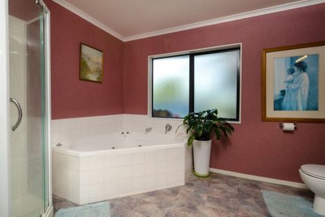 Photo of property in 355 Kiwitahi Road, Helensville, 0875