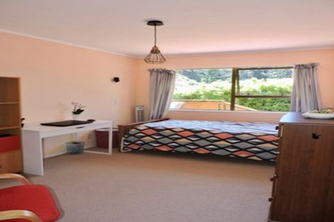 Photo of property in 86 Larsen Crescent, Tawa, Wellington, 5028