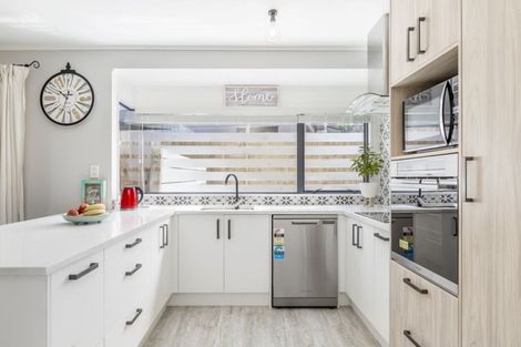 Photo of property in 17a John Road, Stanmore Bay, Whangaparaoa, 0932