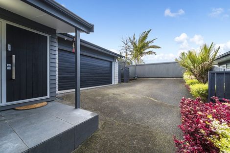 Photo of property in 94 Lake Panorama Drive, Henderson Valley, Auckland, 0612