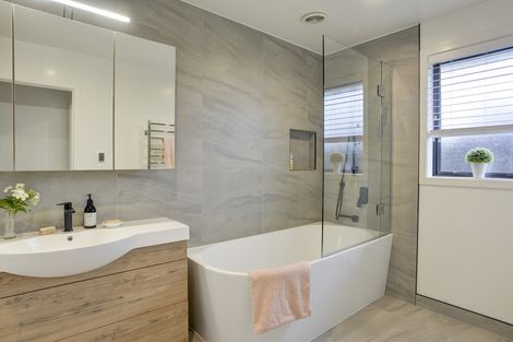 Photo of property in 72 Feist Street, Carterton, 5713