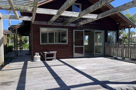 Photo of property in 1282 Whangaparaoa Road, Army Bay, Whangaparaoa, 0930