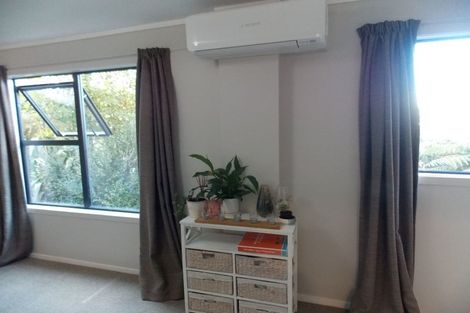 Photo of property in 21a Cotswold Crescent, Newlands, Wellington, 6037