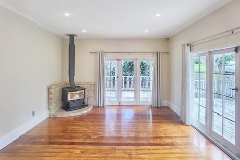 Photo of property in 2 Seaview Avenue, Northcote, Auckland, 0627