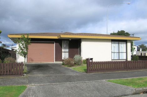 Photo of property in 2a Droylsden Place, Palmerston North, 4410