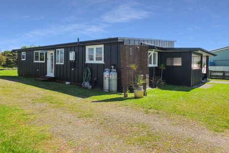 Photo of property in 1 Andresen Street, Foxton Beach, Foxton, 4815