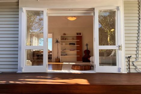 Photo of property in 28 Roland Hill, Glen Eden, Auckland, 0602