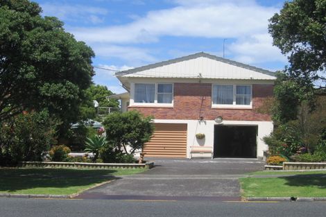 Photo of property in 4 Raleigh Road, Northcote, Auckland, 0627