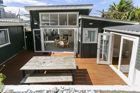 Photo of property in 106 Breaker Bay Road, Breaker Bay, Wellington, 6022