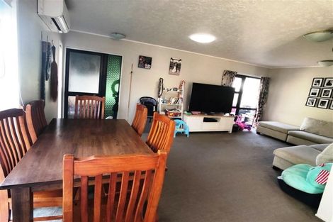 Photo of property in 2/7 Benygloe Place, Highland Park, Auckland, 2010