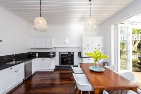 Photo of property in 100 Belt Road, New Plymouth, 4310