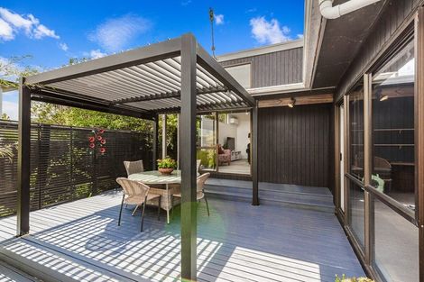 Photo of property in 2/8 Gregg Place, Sunnyvale, Auckland, 0612