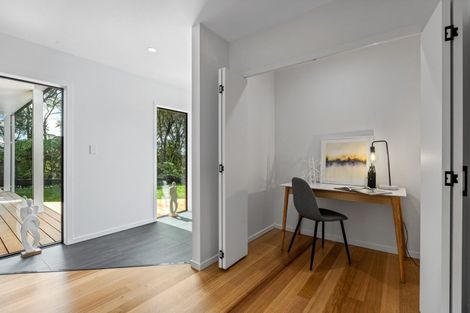 Photo of property in 25 Longfellow Parade, Glen Eden, Auckland, 0604