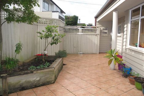 Photo of property in 1/15 Wilding Avenue, Northcote Point, Auckland, 0627