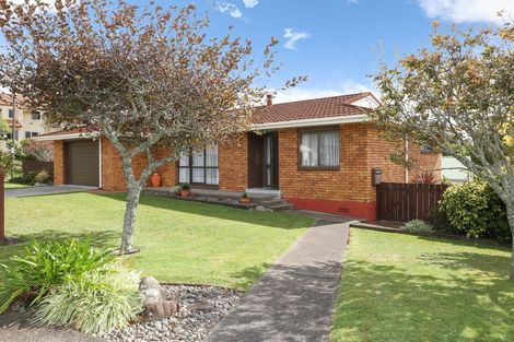 Photo of property in 2 Caledonia Place, Highlands Park, New Plymouth, 4312