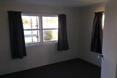 Photo of property in 98 Tirimoana Road, Te Atatu South, Auckland, 0602