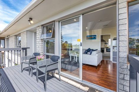 Photo of property in 2/12 Girrahween Drive, Totara Vale, Auckland, 0629