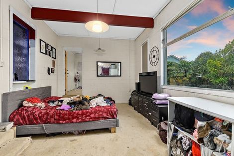 Photo of property in 26 Royal View Road, Te Atatu South, Auckland, 0610