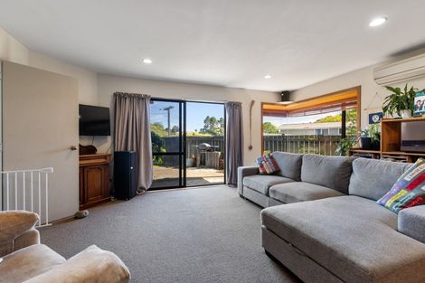 Photo of property in 33 Beaumont Crescent, Frankleigh Park, New Plymouth, 4310