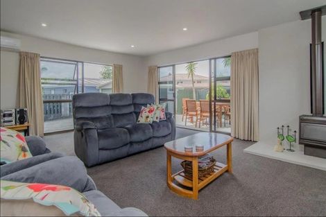 Photo of property in 8 Dolan Place, New Lynn, Auckland, 0600