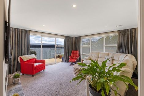 Photo of property in 11 Monaco Grove, Fitzherbert, Palmerston North, 4410