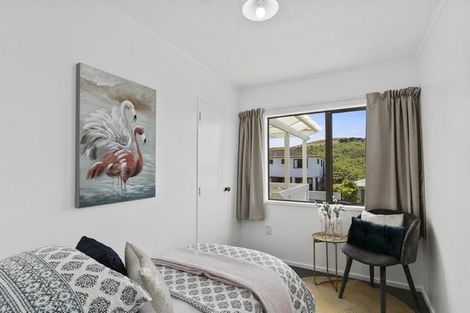 Photo of property in 11 Fernhaven Grove, Newlands, Wellington, 6037