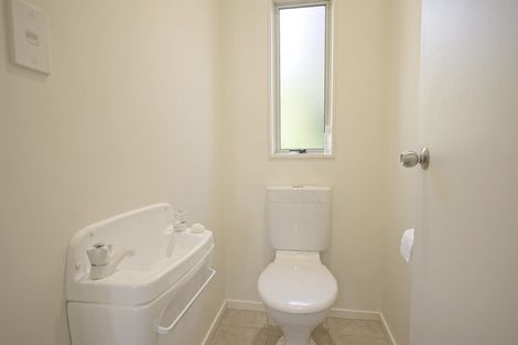 Photo of property in 2/30 Sunset Road, Unsworth Heights, Auckland, 0632