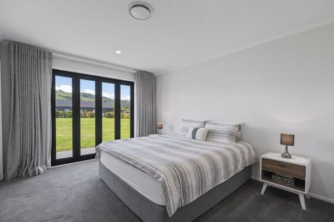 Photo of property in 1 Ribbonwood Lane, Kinloch, Taupo, 3377