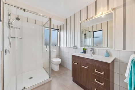 Photo of property in 13 Bridgehead Cove, West Harbour, Auckland, 0618