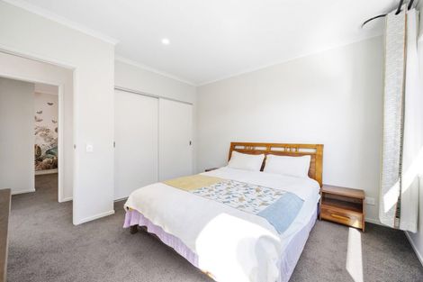 Photo of property in 8 Boeing Way, Newlands, Wellington, 6037