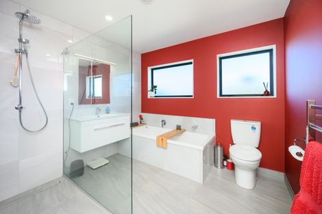 Photo of property in 32 Somerset Crescent, Highbury, Palmerston North, 4412