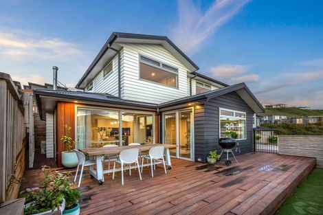 Photo of property in 7 Waitaria Terrace, Aotea, Porirua, 5024