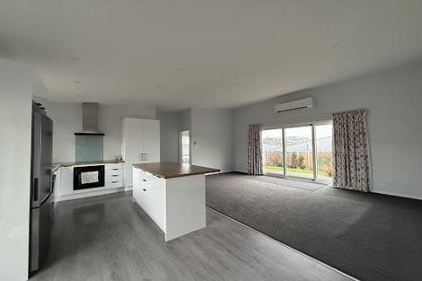 Photo of property in 12a Warrington Grove, Newlands, Wellington, 6037