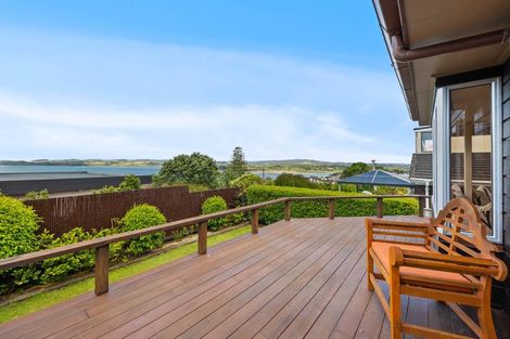 Photo of property in 3 Pounamu Place, Shelly Park, Auckland, 2014