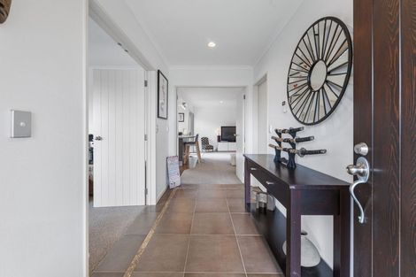 Photo of property in 16 Fernloche Place, Flat Bush, Auckland, 2016