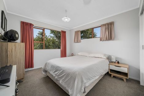 Photo of property in 15a Kereru Bend, Tawa, Wellington, 5028