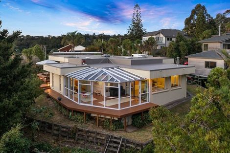 Photo of property in 92 Island Bay Road, Beach Haven, Auckland, 0626