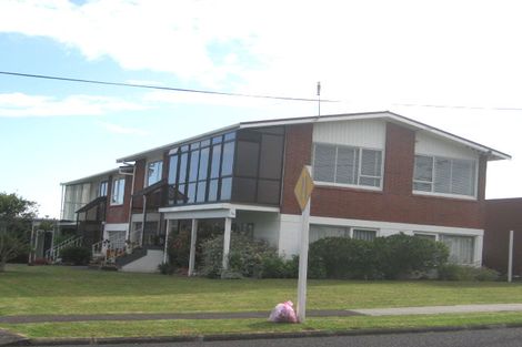 Photo of property in 2/36 Exmouth Road, Northcote, Auckland, 0627