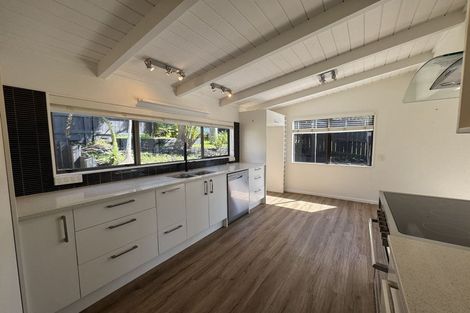 Photo of property in 2/31 Kiteroa Terrace, Rothesay Bay, Auckland, 0630