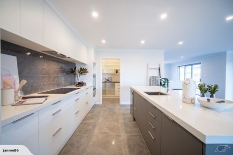 Photo of property in 5 Mediterranean Grove, Fitzherbert, Palmerston North, 4410