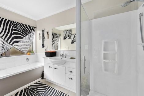 Photo of property in 21 Percy Kinsman Crescent, Riverstone Terraces, Upper Hutt, 5018