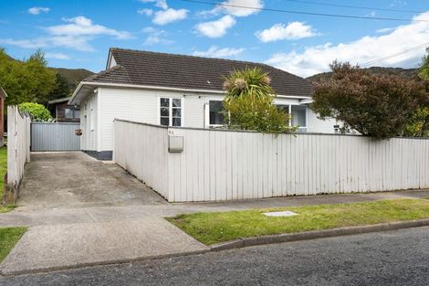 Photo of property in 4a Cleland Crescent, Naenae, Lower Hutt, 5011