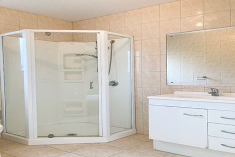 Photo of property in 18 Piriti Drive, Te Atatu Peninsula, Auckland, 0610